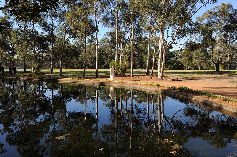 El Papa pasea en un lago en el Centro de Estudios Kenthurst, en Sidney, el pasado 14 de julio antes de que comenzaran los eventos de la Jornada Mundial de la Juventud.