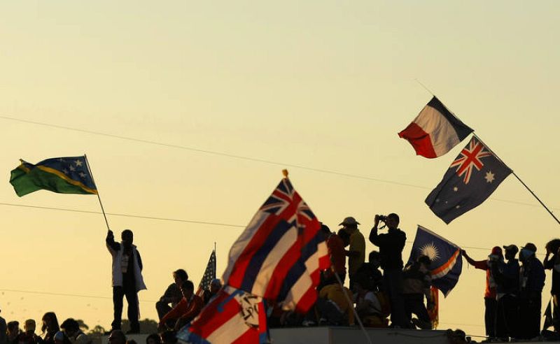 Peregrinos en Sidney, cada cual con la bandera de su país, el día de apertura de la Jornada Mundial de la Juventud.