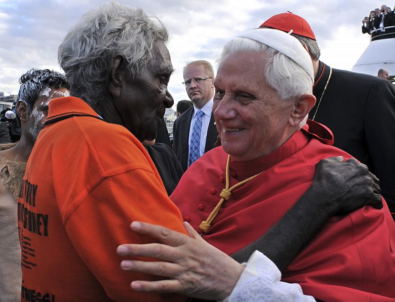 El Papa abraza a un aborigen australiano, como muestra de reconciliación de culturas. (17 de Julio)