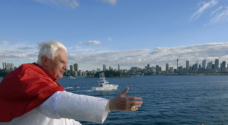 Benedicto XVI llegó en barco al encuentro con los peregrinos, que le esperaban en uno de los puertos de Sydney. (17 de julio)