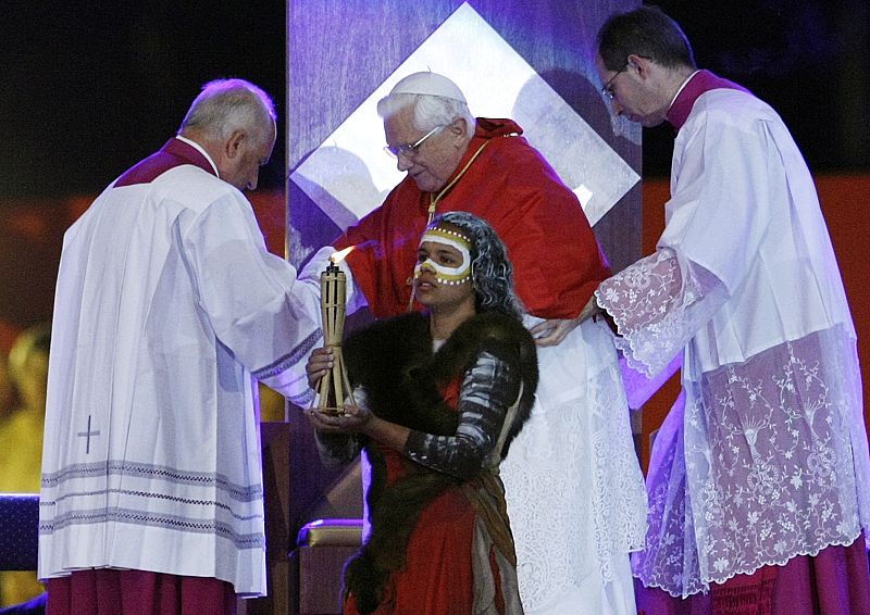 Mucho simbolismo. Una mujer aborigen entrega una vela al Papa en vigilia de la última tarde de la Jornada Mundial de la Juventud.