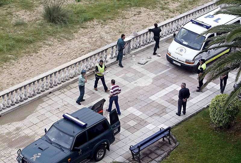 Un grupo de artificieros de la Guardia Civil, examina el lugar donde esta mañana ha explotado un artefacto de baja intensidad en el paseo marítimo de Laredo (Cantabria).