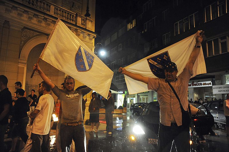 Los bosnios se han lanzado a las calles de Sarajevo para celebrar la detención del criminal de guerra.