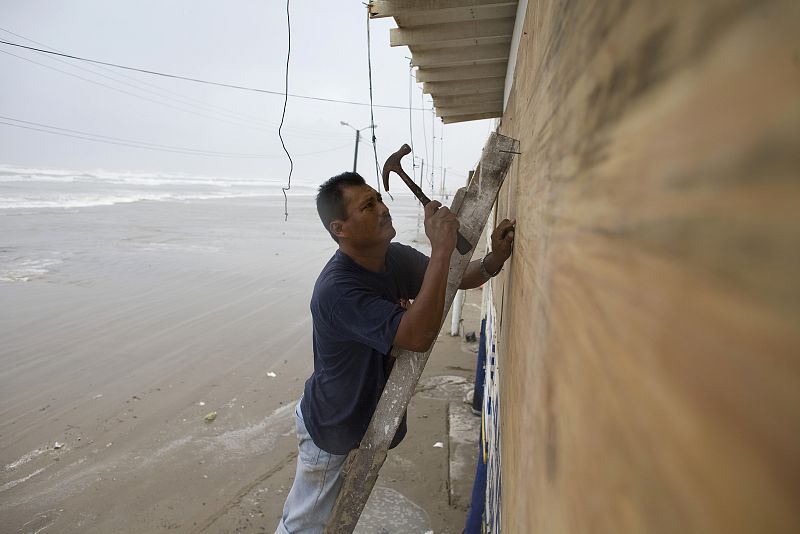 Un mexicano asegura su restaurante en la playa Bagdad, a 38 kilómetros de la ciudad fronteriza de Matamoros ante la llegada del huracán 'Dolly'.