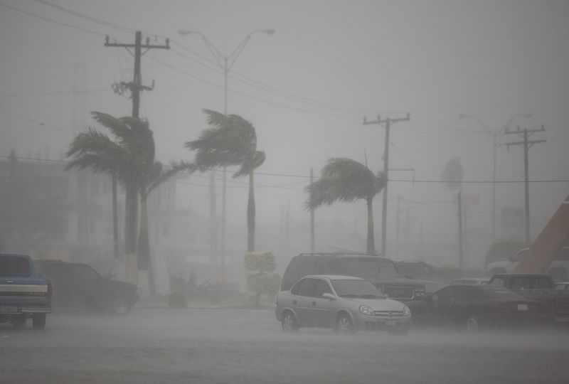 Los vientos huracanados ya empiezan a notarse en Matamoros (México).