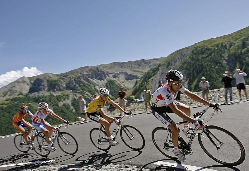 Sastre rodando delante de su compañero de equipo, hasta hoy líder, Schleck
