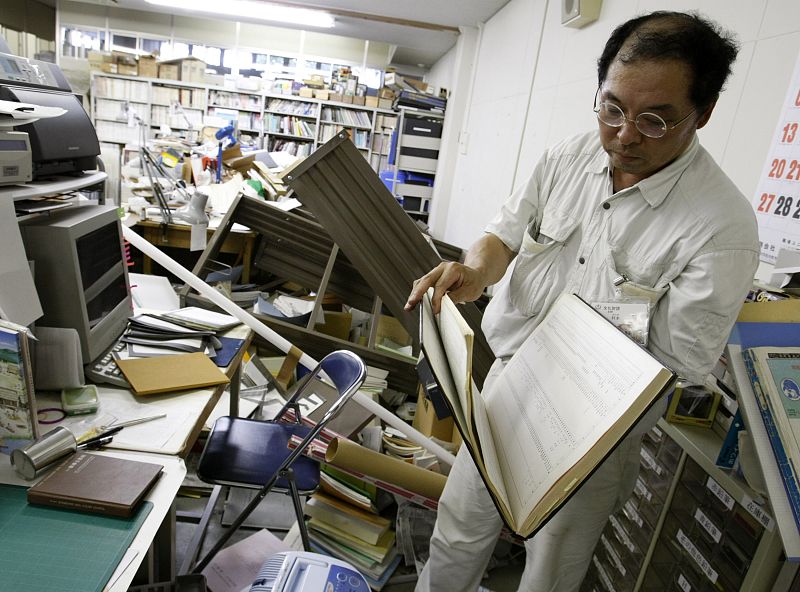 Un trabajador reordena su oficina tras el terremoto de 6,8 grados que ha azotado Japón.