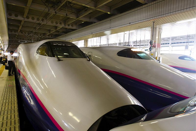 Trenes bala permanecen estacionados en la estación Sendai, en la prefectura de Miyagi, norte de Japón, el 23 de julio de 2008.