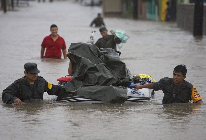 Soldados del ejército mexicano evacuan a una familia en una lancha inflable en la ciudad de Matamoros, estado de Tamaulipas (México) fronterizo con EE.UU.