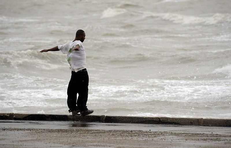 Un hombre observa desde el muelle de Corpus Christi, Texas (EEUU), que fue azotado por el huracán "Dolly".