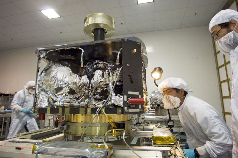 Científicos estadounidenses trabajando en una de las salas de reparación en Los Ángeles