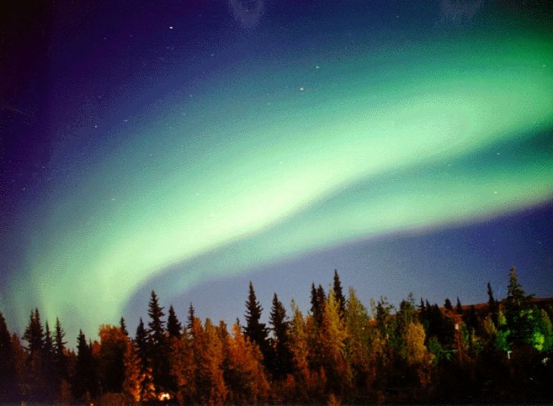 Instantánea de una aurora polar tomada desde Alaska