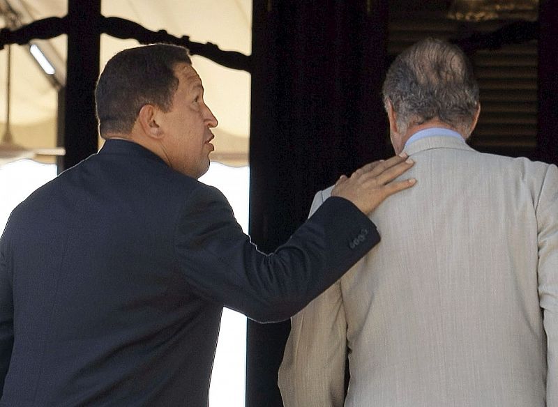 Don Juan Carlos y el presidente de presidente venezolano, Hugo Chávez se disponen a entrar juntos en el Palacio de Marivent de Palma de Mallorca. Se trata del primer encuentro cara a cara tras el incidente verbal que tuvieron en la Cumbre Iberoameric