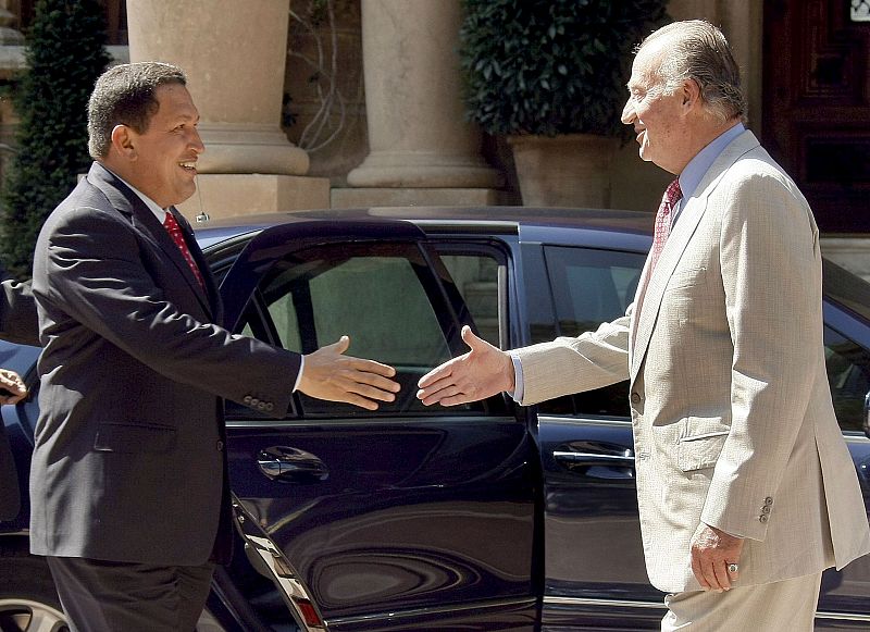 El rey Juan Carlos saluda y el presidente de presidente venezolano, Hugo Chávez  se disponen a estrecharse la mano a las puertas del Palacio de Marivent de Palma de Mallorca, donde el monarca ha recibido en audiencia al presidente de Venezuela.