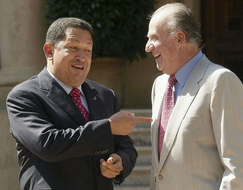 El rey Juan Carlos y el presidente de presidente venezolano, Hugo Chávez conversan a las puertas del Palacio de Marivent de Palma de Mallorca.