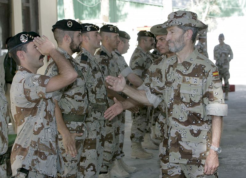 El jefe del Estado Mayor de la Defensa (JEMAD), el general del Aire José Julio Rodríguez saluda a los soldados hoy durante la visita sorpresa que el JEMAD ha realizado junto a los jefes de los Estados Mayores de los tres Ejércitos a las tropas que se