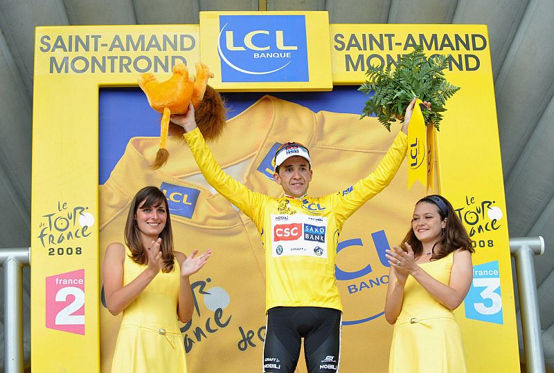 Sastre sonríe desde el podio tras proclamarse vencedor virtual del Tour de Francia tras la penúltima etapa.