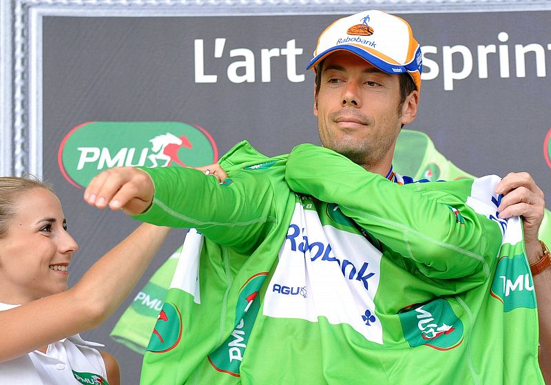 El ciclista español Oscar Freire, del equipo Rabobank, se enfunda el maillot verde de la regularidad al término de la penúltima etapa del Tour de Francia.