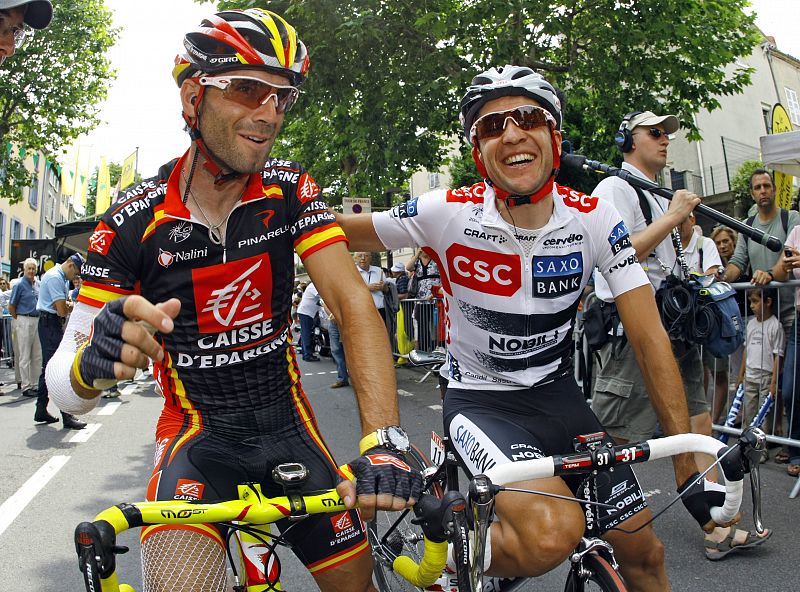 Valverde y Sastre en la salida de la séptima etapa del Tour, entre Brioude y Aurillac.