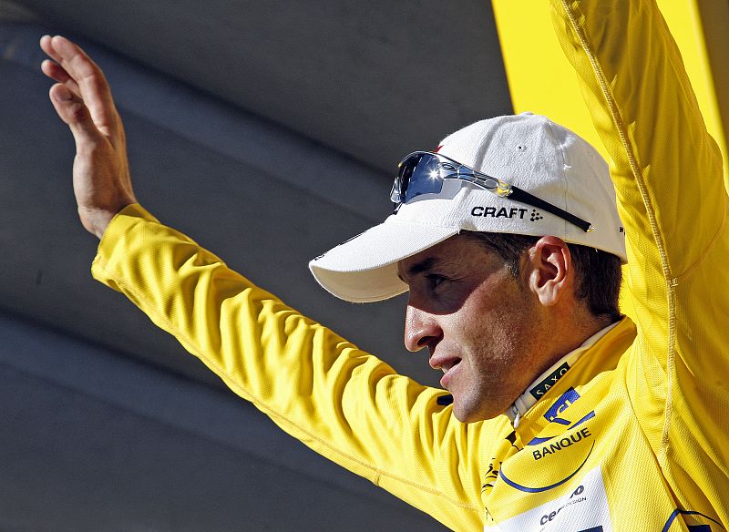 Carlos Sastre, con el maillot amarillo, en el podium de la 17ª etapa del Tour.