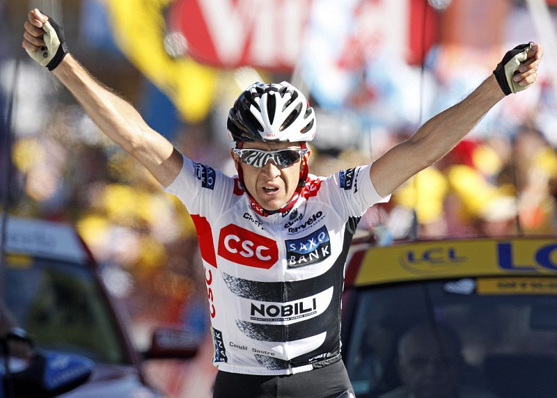 Sastre celebra su triunfo en la 17ª etapa del Tour, entre Embrun y L'Alpe d'Huez.