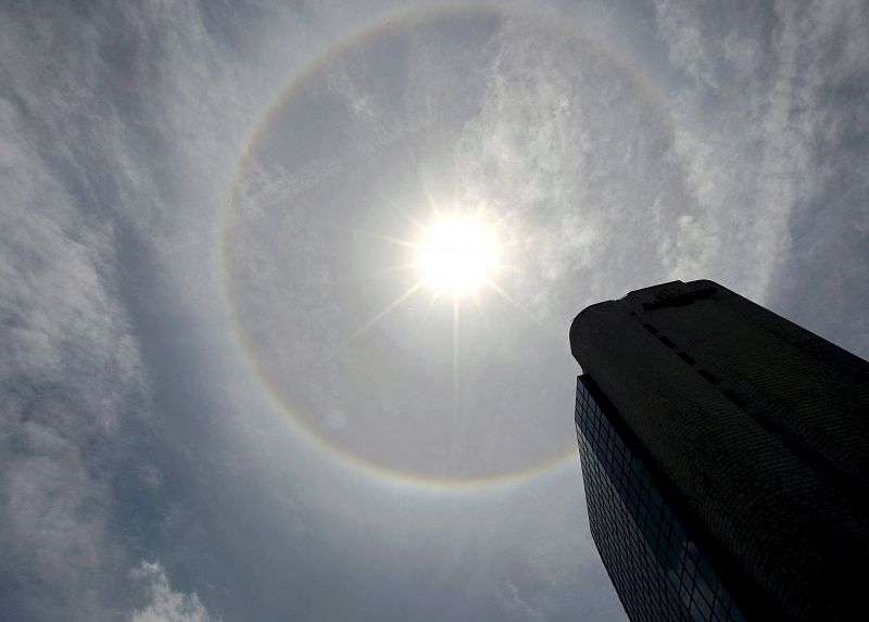 El halo del sol en el cielo de Bangkok