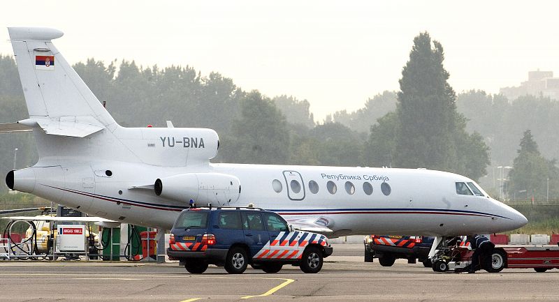 Karadzic llega al aeropuerto de Rotterdam antes de ser trasladado a la prisión holandesa de Scheveningen