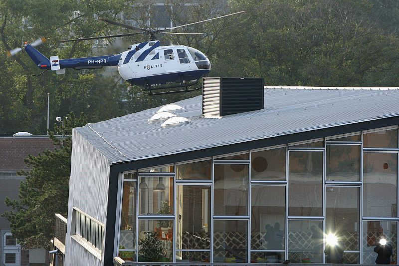 El helicóptero que traslada a Karadzic aterriza en la unidad de detenciones de la ONU en La Haya