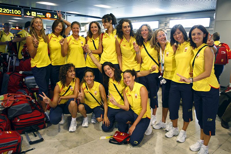 Las componentes del equipo de natación sincronizada en el aeropuerto de Barajas en Madrid.