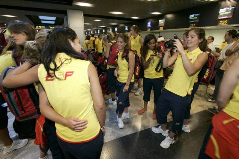 Las deportistas españolas se fotografían en Barajas 