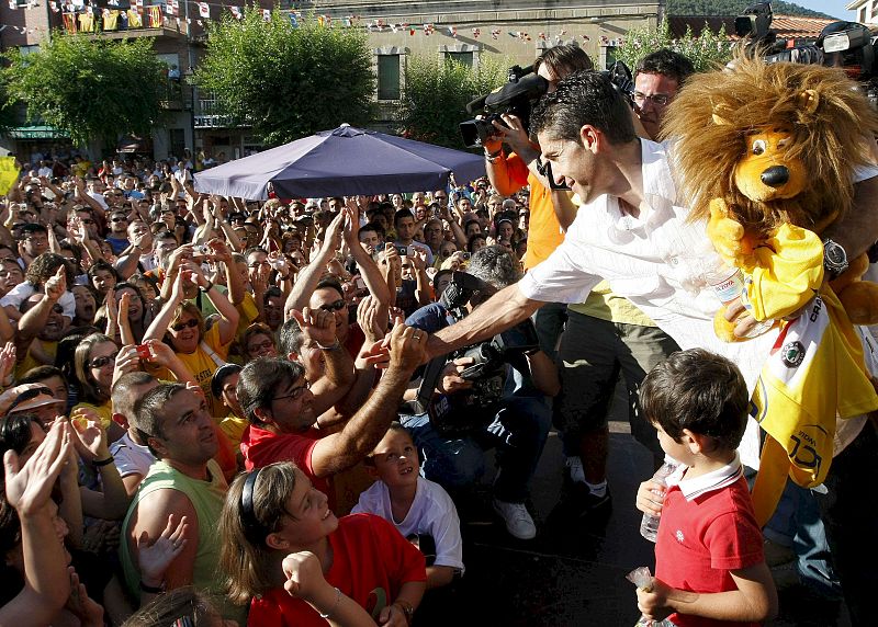 El vencedor del Tour de Francia, Carlos Sastre, saluda a los paisanos de El Barraco (Ávila).