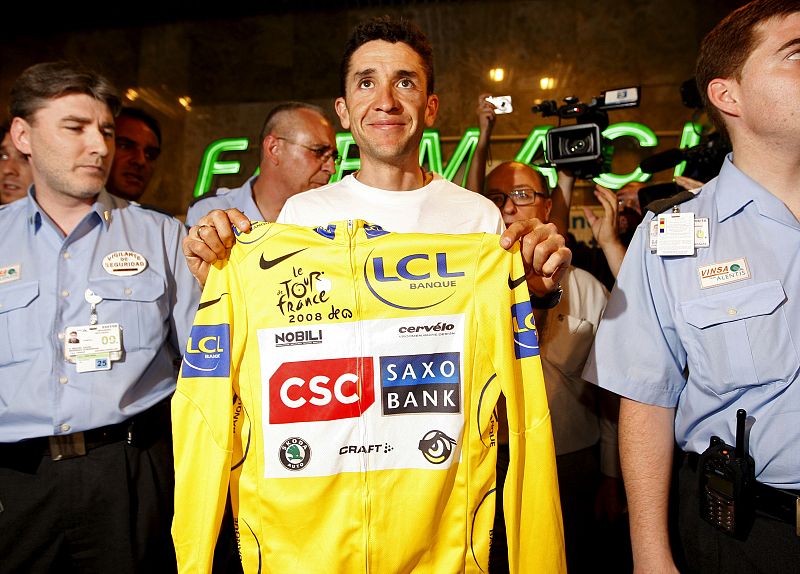 El ciclista Carlos Sastre, ganador del Tour de Francia, a su llegada a Barajas, antes de partir hacia el Barraco.