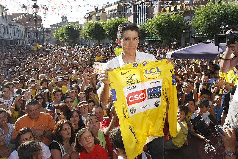 Carlos Sastre muestra su mayot amarillo al frente de la concentración que sus paisanos convocaron en su honor en El Barraco (Ávila).