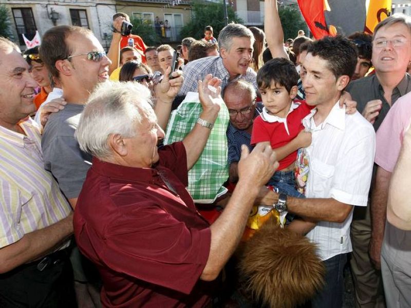 ¡Eres el mejor!. Carlos Sastre  con su hijo Yeray en brazos, recibe la felicitación de sus paisanos. 