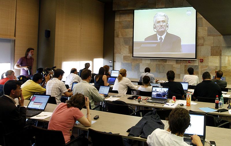 Periodistas atendiendo a la grabación de la comparecencia de karadzic