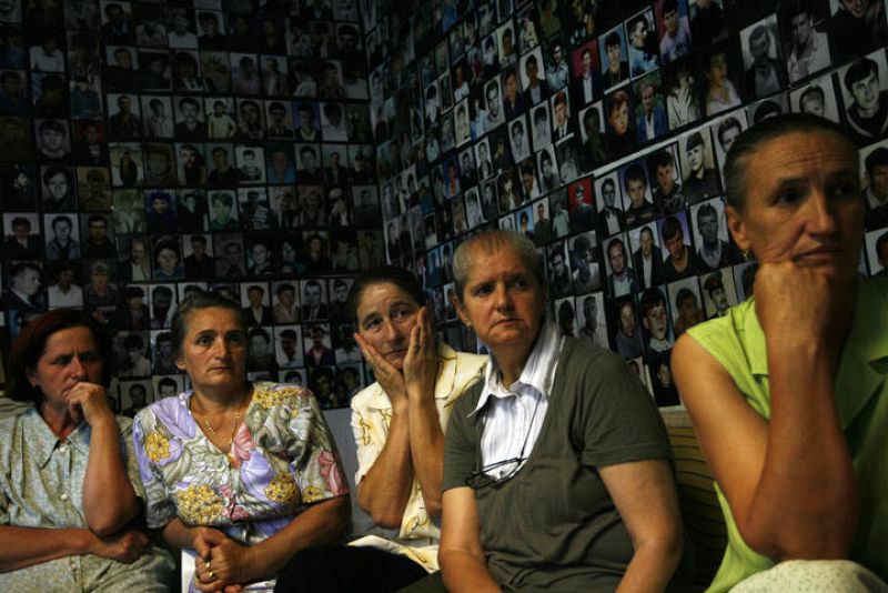 Un grupo de musulmanas bosnias visionan la comparecencia desde la oficina