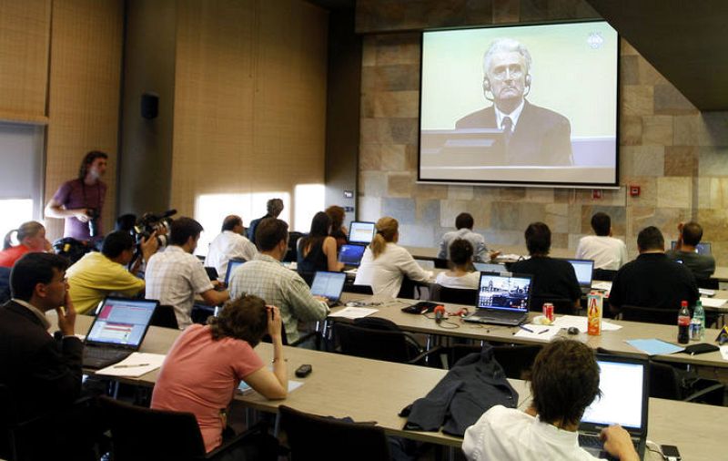 Periodistas atendiendo a la grabación de la comparecencia de karadzic