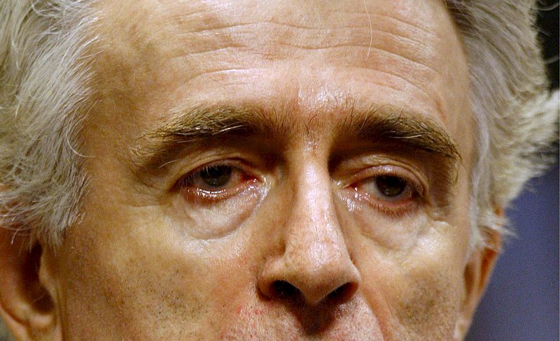 Primer plano de Karadzic tomado en el juicio