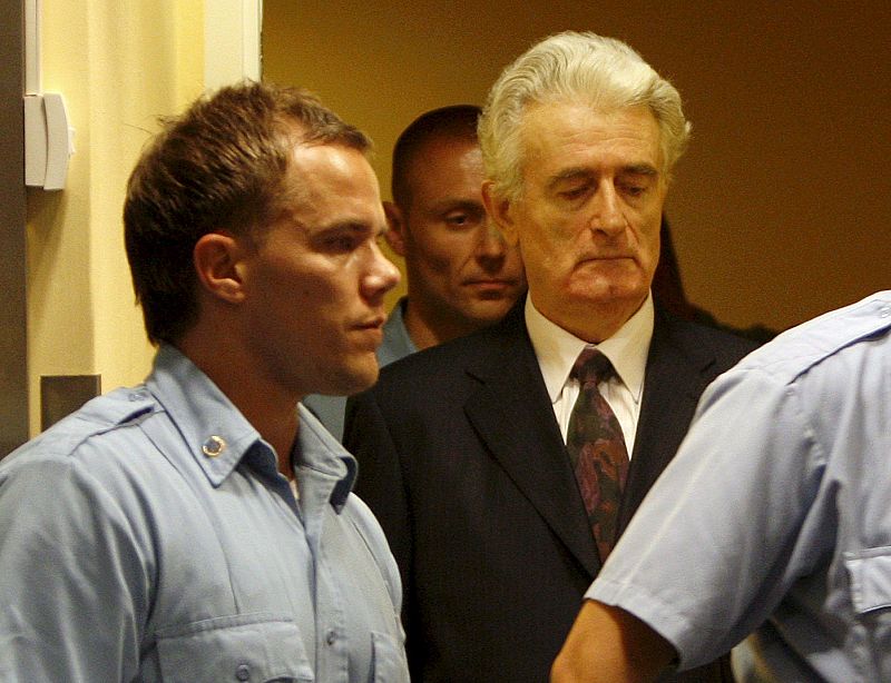 El ex líder serbobosnio Radovan Karadzic es escolatado antes de comparecer ante los jueces