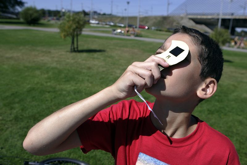 El uso de filtros especiales permite ver el eclipse de Sol