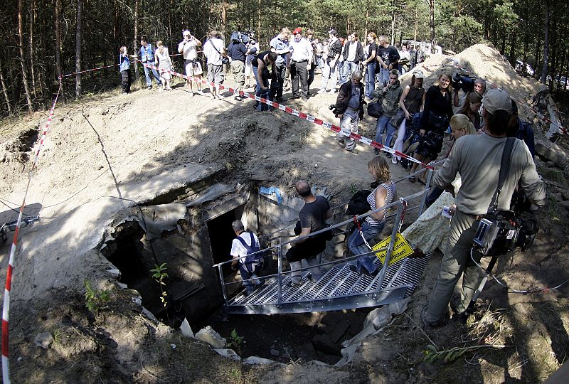 Entrada del búnker. Los periodistas entran en el refugio de para el dirigente de la República Democrática Alemana, Erich Honecker.