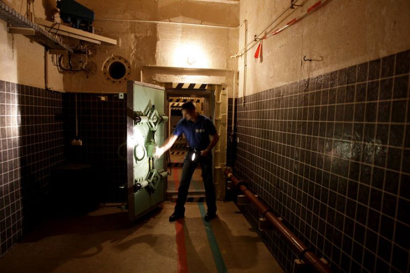 Un guía abre una puerta en el centro de control del refugio, situado en Prenden a 50 kilómetros al norte de Berlín, la capital alemana. 