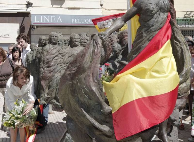 Cospedal, deposita unas flores en el homenaje de la AVT celebrado a las víctimas del etarra Iñaki de Juana Chaos, en la Plaza de la República Dominicana de Madrid.