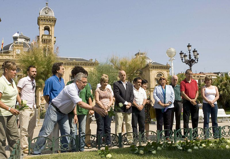 Homenaje a las 25 víctimas de De Juana Chaos