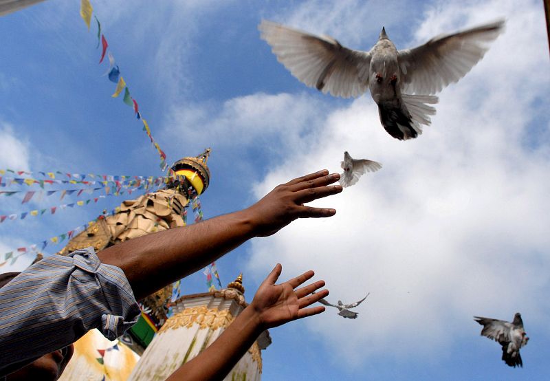 Homenaje a las víctimas de la bomba de Hiroshima en Nepal