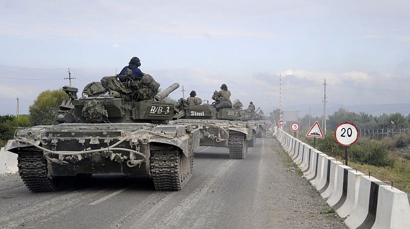 Tanques georgianos cerca Tskhinvali, capital de Osetia del Sur donde se están librando enfrentamientos con los miembros de las fuerzas separatistas.