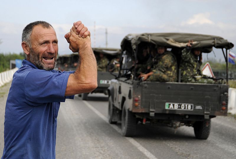 Un vecino saluda a las tropas georgianas que se dirigen a la capital de Osetia del Sur, Tskhinvali.