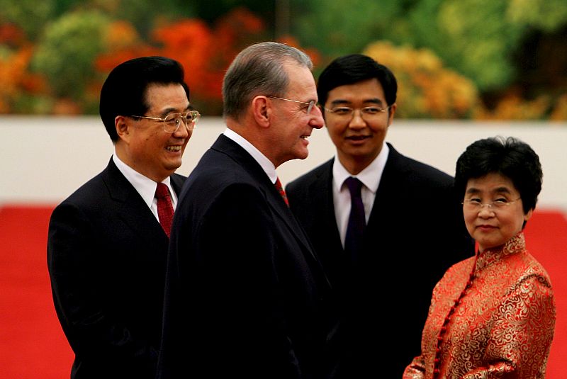 El presidente chino, Hu Hintao, y su esposa, Liu Yongqing, reciben al presidente del Comité Olímpico Internacional (COI), Jacques Rogge, antes de la celebración de un banquete en el Gran Salón del Pueblo, en Pekín.