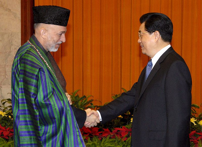 El presidente de Afganistán, Hamid Karzai, saluda al presidente chino, Hu Jintao , en el Gran Salón del Pueblo en Pekín (China).