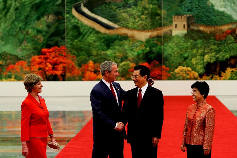 El presidente de Estados Unidos, George W. Bush, y su esposa, la primera dama Laura Bush, son recibidos por el presidente chino, Hu Jintao , y su esposa Liu Yongqing, antes del banquete de bienvenida a los líderes políticos.